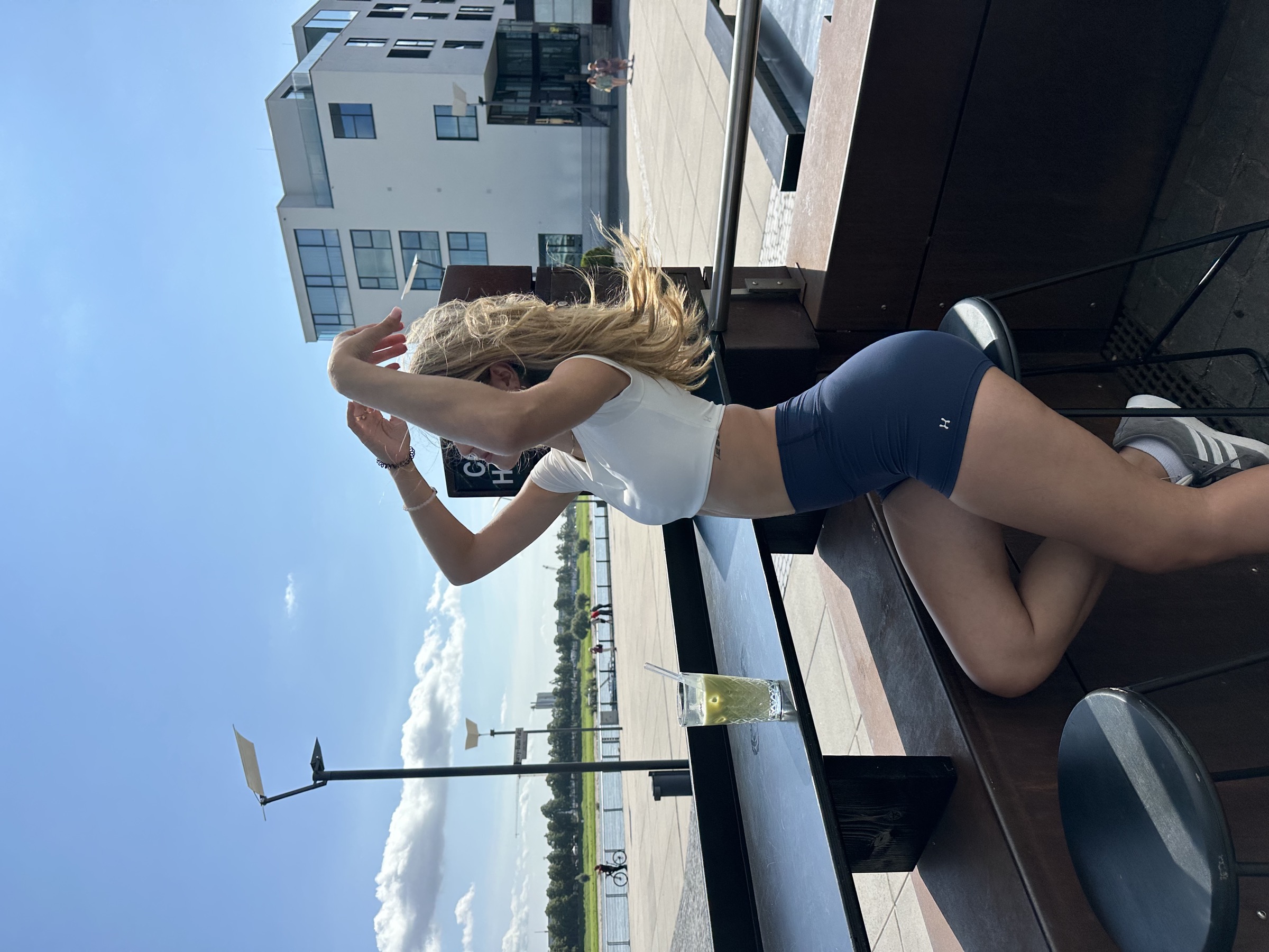 HUMBL Activewear im Alltag am Wasser